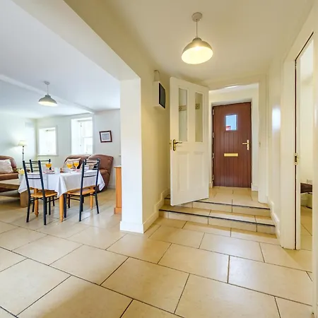 Apartment 33a Steepleview *